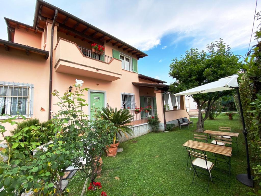 Bed and Breakfast La Madonnina Querceta Exterior foto